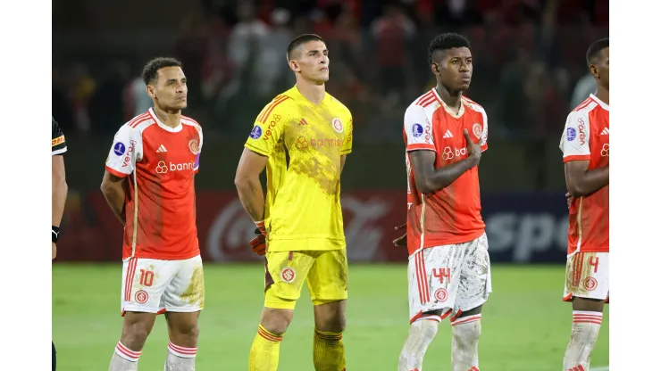 Jogadores com o uniforme sujo de barro em ação do Internacional (Foto: X / Internacional)