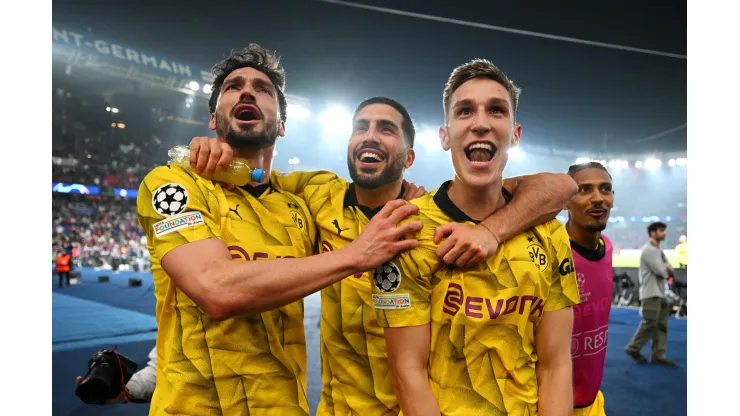 Mats Hummels, Emre Can e Nico Schlotterbeck comemorando o gol marcado na semifinal da Champions League 2024  (Foto: Matthias Hangst/Getty Images)
