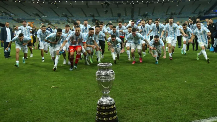 A Argentina é a atual campeã da competição. Jogadores da Argentina comemoram a Copa América. Alexandre Schneider/Getty Images.
