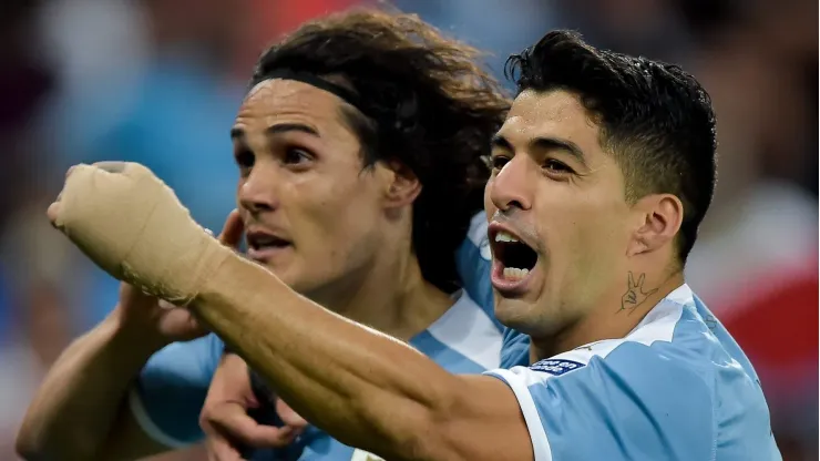 Cavani, jogador do Uruguai, comemora seu gol com o jogador Luis Suárez durante partida contra o Chile no estádio Maracanã pela Copa America 2019
