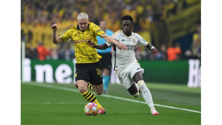 Vini Jr. e Ryerson disputam bola em Wembley, na final da Champions entre Borussia Dortmund e Real Madrid. Foto: David Ramos/Getty Images.
