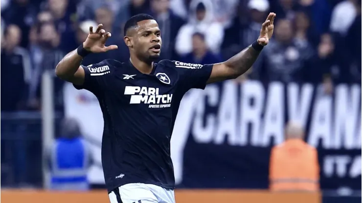 SP - SAO PAULO - 01/06/2024 - BRASILEIRO A 2024, CORINTHIANS X BOTAFOGO - Junior Santos jogador do Botafogo comemora seu gol durante partida contra o Corinthians no estadio Arena Corinthians pelo campeonato Brasileiro A 2024. Foto: Marcello Zambrana/AGIF
