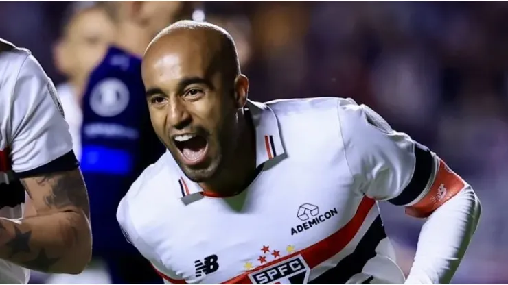 Lucas Moura comemora seu gol com Luciano. Meia aprova Alex Sandro no Tricolor.
