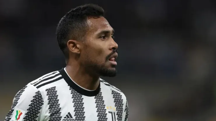 Foto: Getty Images - Alex Sandro 'responde' Lucas Moura por sinal
