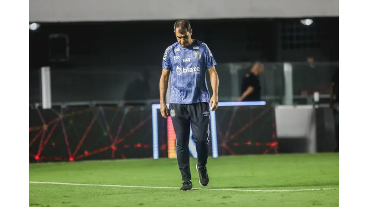 Fábio Carille viu o Santos perder marca para o Botafogo-SP. 
