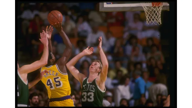 Lakers e Celtics foram a rivalidade que ajudou a NBA a sair do buraco nos anos 1980 (Foto: Rick Stewart/Getty/Allsport)
