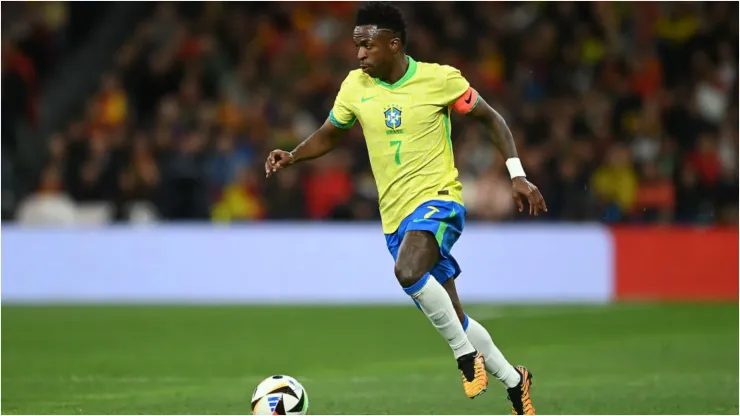 Vini Jr. durante partida pela Seleção Brasileira - Foto: Denis Doyle/Getty Images
