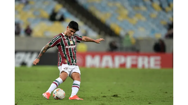 Cano volta aos treinos com o Fluminense após lesão.
