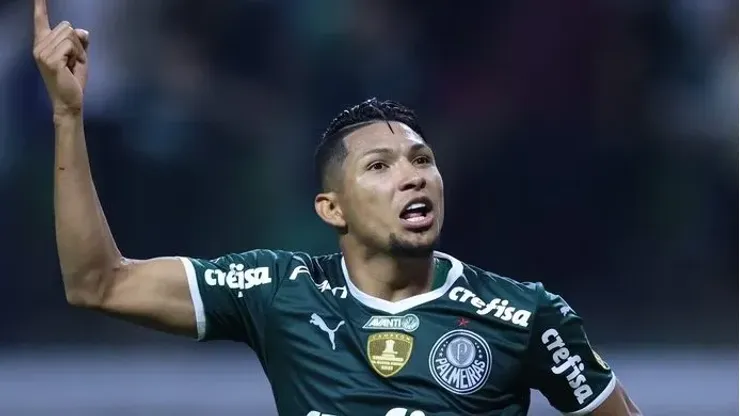 Foto: Alexandre Schneider/Getty Images - Rony recebe homenagem do Palmeiras pelos 250 jogos
