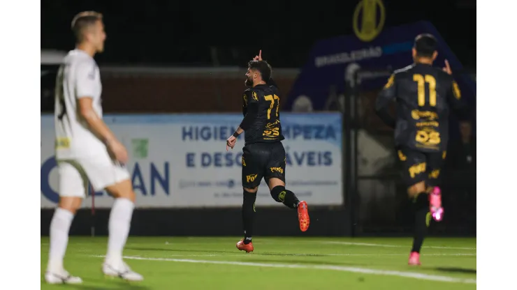 Fabricio Daniel jogador do Novorizontino comemora seu gol durante partida contra o Santos.
