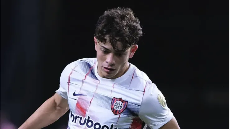 Giay disputando lance em partida entre Palmeiras e San Lorenzo, no Allianz Parque, pela Copa Libertadores da América, no dia 30/05/2024. 
