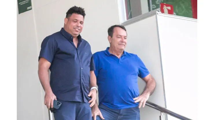 Ronaldo e Pedro Lourenço: antigo e novo dono da SAF do Cruzeiro, com políticas diferentes. 
