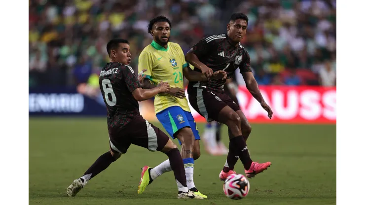 Éderson, da Seleção Brasileira, no jogo contra o México. Foto: Omar Vega/Getty Images)
