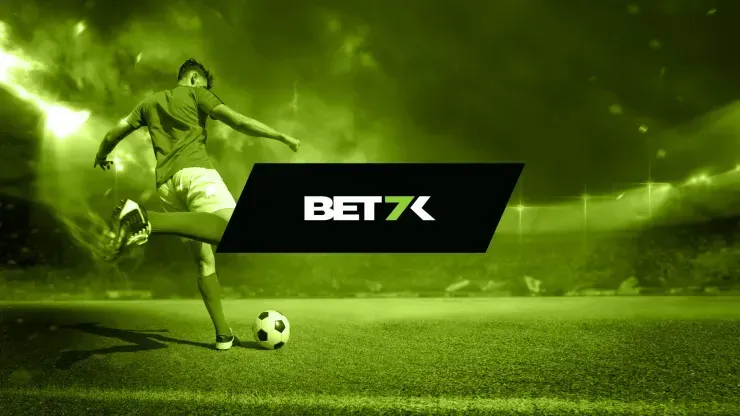 Imagem em tons de verde, com jogador pronto a chutar bola do lado esquerdo do campo de futebol, e logo da Bet7k ao centro