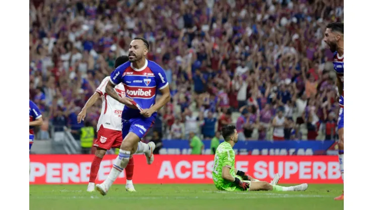 Moises jogador do Fortaleza comemora seu gol durante partida contra o CRB 
