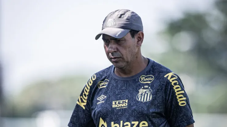 Fábio Carille toma atitude nos bastidores do Santos buscando evolução dentro de campo
