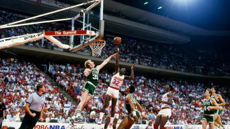 Bird duela com Hakeem Olajuwon nas finais de 1986 da NBA (Foto: Divulgação/Celtic/USA Today)
