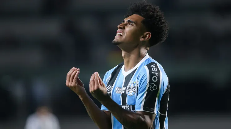 Du Queiroz jogador do Gremio lamenta durante partida contra o The Strongest no estadio Couto Pereira pelo campeonato Copa Libertadores 2024. Foto: Maxi Franzoi/AGIF
