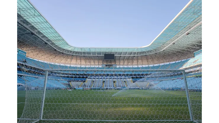 Gestora da Arena fala em trocar gramado e estrutura elétrica. 
