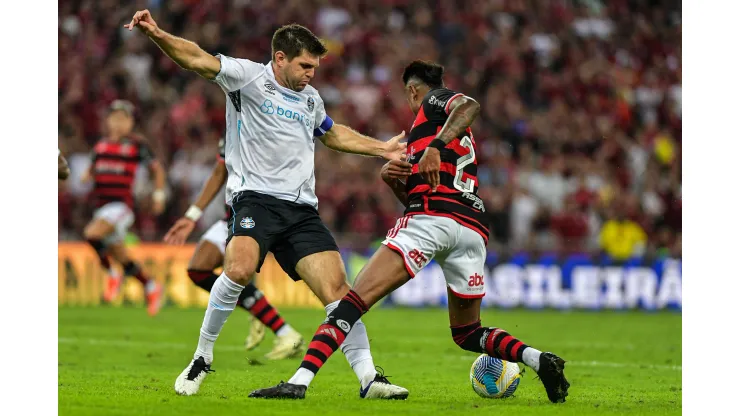 Foto: Thiago Ribeiro/AGIF - Flamengo reclamou de pênalti em Bruno Henrique 
