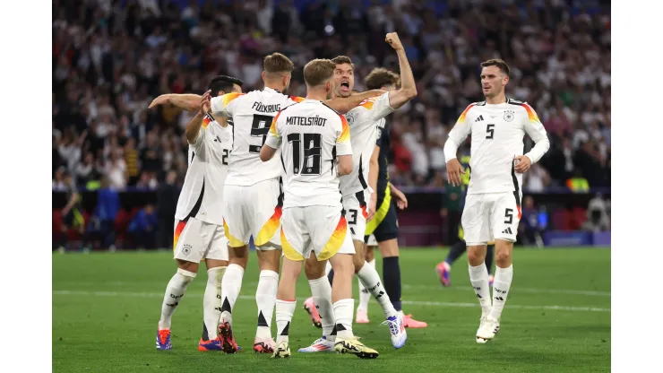 Jogadores da Alemanha comemorando. (Foto de Lars Baron/Getty Images)
