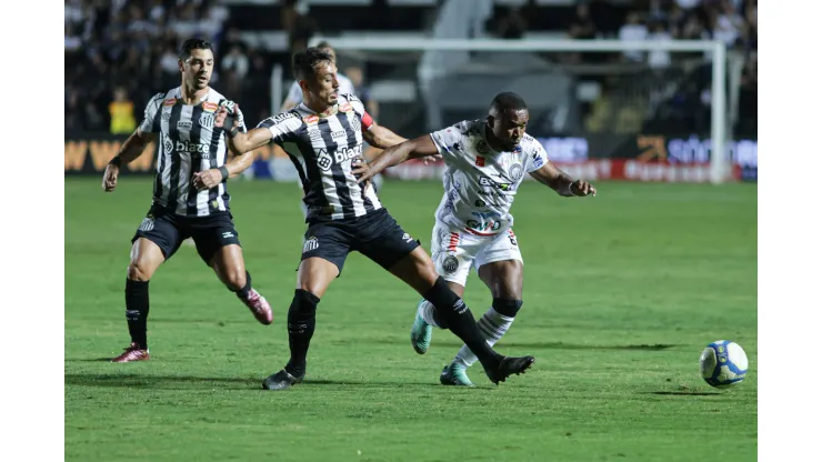 Para jogador do Operario disputa lance com Diego Pituca jogador do Santos. Foto: Joao Vitor Rezende Borba/AGIF
