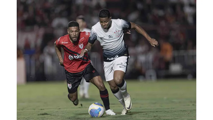 GO - GOIANIA - 11/06/2024 - BRASILEIRO A 2024, ATLETICO-GO X CORINTHIANS - Rhaldney jogador do Atletico-GO disputa lance com Wesley jogador do Corinthians durante partida no estadio Antonio Accioly pelo campeonato Brasileiro A 2024. Foto: Heber Gomes/AGIF
