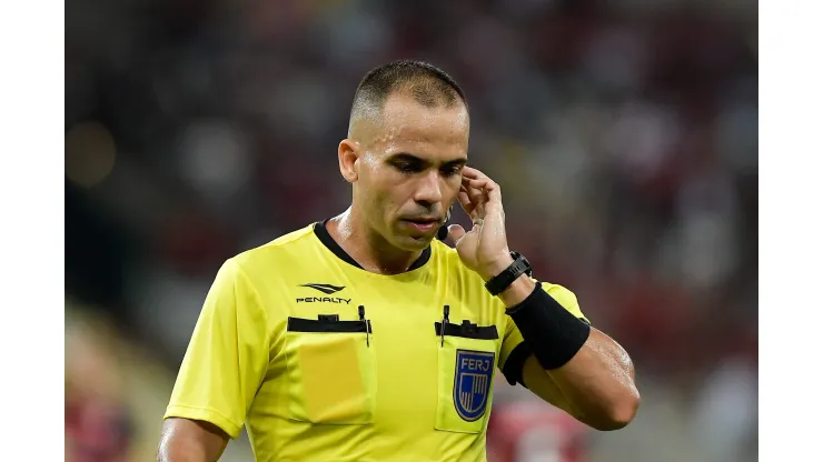 Foto: Thiago Ribeiro/AGIF - Alex Gomes Stefano anulou o gol após auxílio do VAR 
