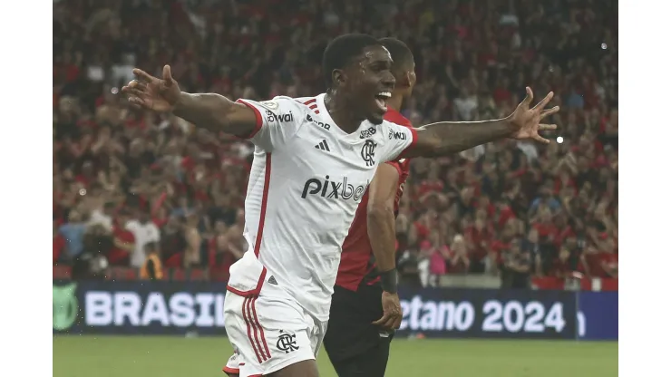 Evertton Araujo jogador do Flamengo comemora seu gol durante partida contra o Athletico-PR. Foto: Gabriel Machado/AGIF
