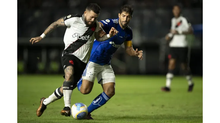 Rossi jogador do Vasco disputa lance com Lucas Silva jogador do Cruzeiro. Foto: Jorge Rodrigues/AGIF
