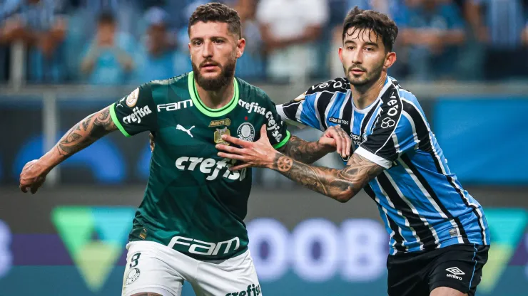 Villasanti jogador do Gremio disputa lance com Ze Rafael jogador do Palmeiras durante partida no estadio Arena do Gremio pelo campeonato Brasileiro A 2023. Foto: Maxi Franzoi/AGIF
