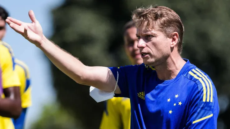 Foto: Gustavo Aleixo/Cruzeiro - Fernando Seabra, técnico do Cruzeiro, tem retornos importantes contra o Flu
