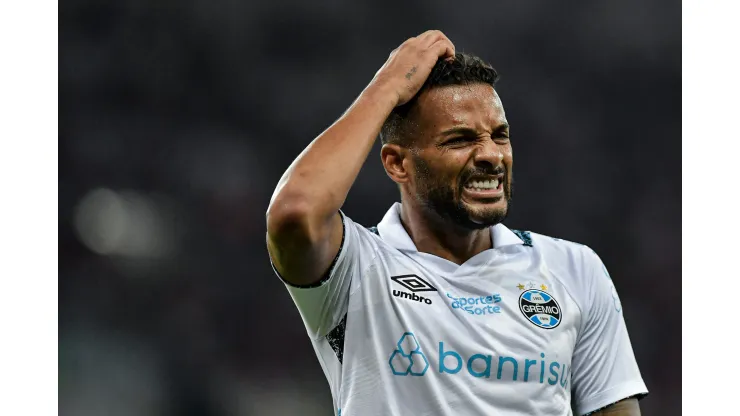 Foto: Thiago Ribeiro/AGIF - Reinaldo reclamou de pênalti marcado contra o Grêmio 
