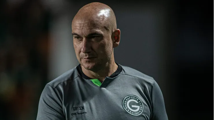 Marcio Zanardi, técnico do Goiás, durante partida contra o Ponte Preta no estádio Serrinha pelo Brasileirão Séroe B 2024. Foto: Isabela Azine/AGIF
