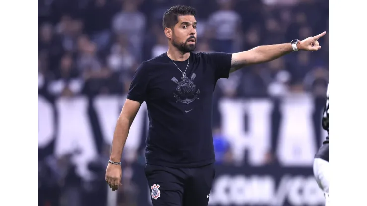 António Oliveira prepara time para o jogo com o Athletico-PR. 
