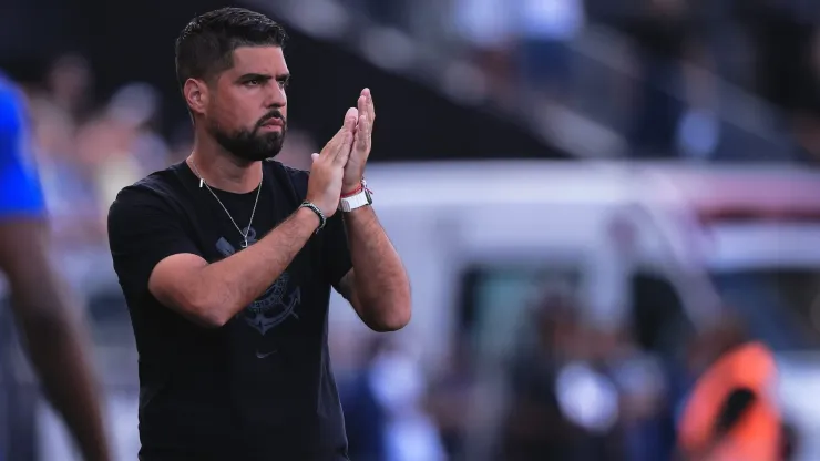 Antonio Oliveira tecnico do Corinthians durante partida contra o Santo Andre no estadio Arena Corinthians pelo campeonato Paulista 2024. Foto: Ettore Chiereguini/AGIF
