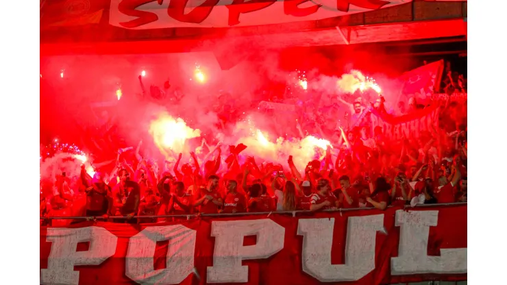 Torcida do Inter acende sinalizadores no Grenal. 
