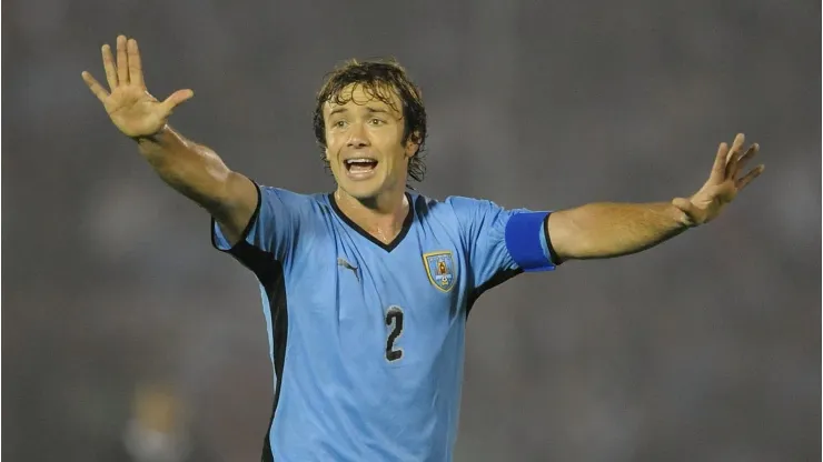 Diego Lugano em partida pelo Uruguai<br />
(Foto: Laurence Griffiths/Getty Images)
