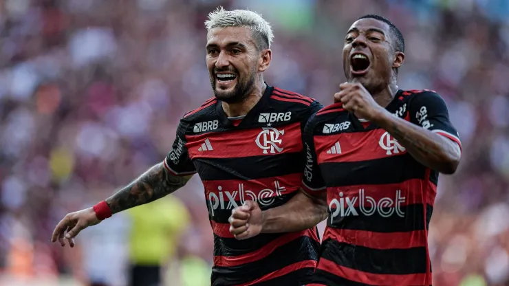 De Arrascaeta jogador do Flamengo comemora gol durante partida contra o Fluminense no estadio Maracana pelo campeonato Carioca 2024. Foto: Thiago Ribeiro/AGIF
