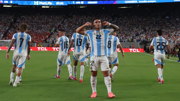 Lautaro Martínez faz o gol da vitória da Argentina diante do Chile. (Photo by Rob Carr/Getty Images)
