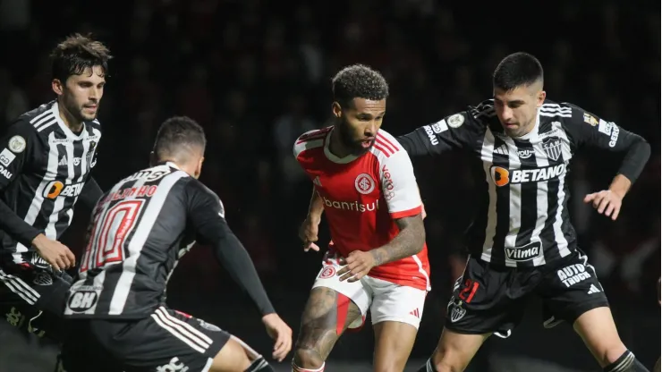 SC - CRICIUMA - 26/06/2024 - BRASILEIRO A 2024, INTERNACIONAL X ATLETICO-MG - Wesley jogador do Internacional disputa lance com Battaglia jogador do Atletico-MG durante partida no estadio Heriberto Hulse pelo campeonato Brasileiro A 2024. Foto: Lucas Gabriel Cardoso/AGIF
