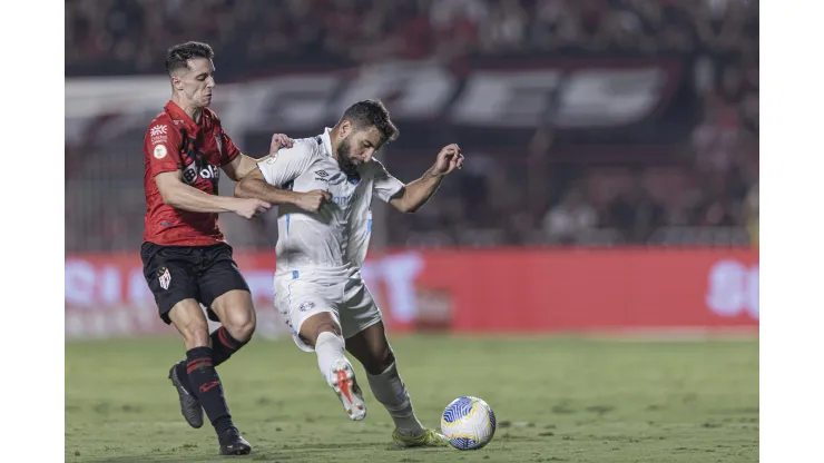 GO - GOIANIA - 26/06/2024 - BRASILEIRO A 2024, ATLETICO-GO X GREMIO -  jogador do Atletico-GO disputa lance com Pepe jogador do Gremio durante partida no estadio Antonio Accioly pelo campeonato Brasileiro A 2024. Foto: Heber Gomes/AGIF
