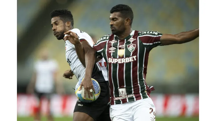 RJ - RIO DE JANEIRO - 27/06/2024 - BRASILEIRO A 2024, FLUMINENSE X VITORIA - Thiago Santos jogador do Fluminense disputa lance com Willian Oliveira jogador do Vitoria durante partida no estadio Maracana pelo campeonato Brasileiro A 2024. Foto: Jorge Rodrigues/AGIF
