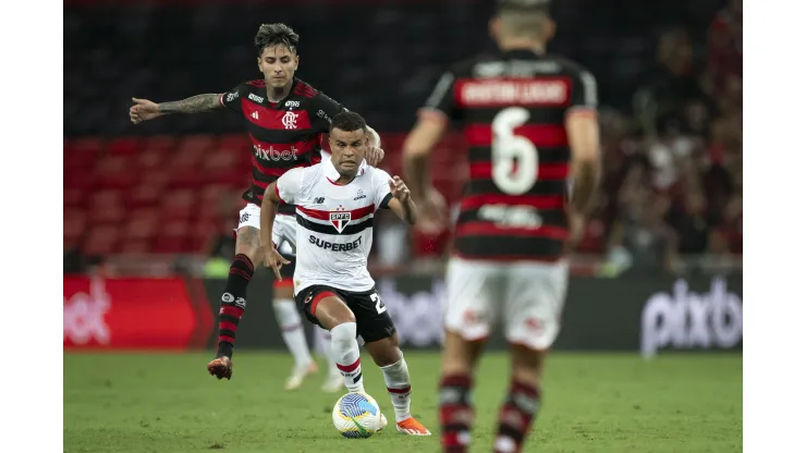 Pulgar jogador do Flamengo disputa lance com Alisson jogador do Sao Paulo. Foto: Jorge Rodrigues/AGIF
