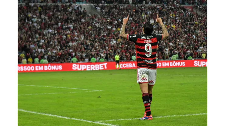 Pedro jogador do Flamengo comemora seu gol durante partida contra o Cruzeiro.
