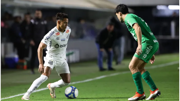 Weslley Patati jogador do Santos durante partida contra a Chapecoense na Vila Belmiro pelo campeonato Brasileiro B 2024. (Foto: Reinaldo Campos/AGIF)