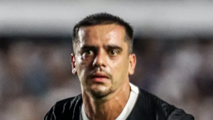 Fagner durante partida contra o Santos. Lateral deve ficar no Timão.
