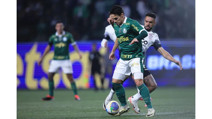 Raphael Veiga jogador do Palmeiras disputa lance com Raniele jogador do Corinthians.
