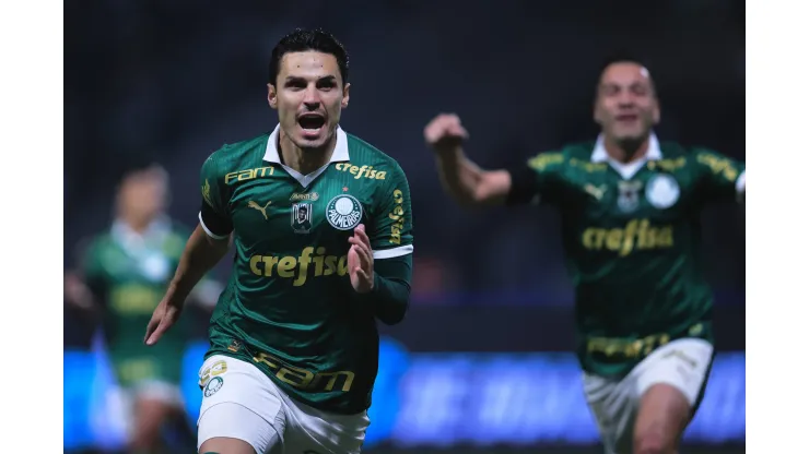 Raphael Veiga jogador do Palmeiras comemora seu gol durante partida contra o Corinthians
