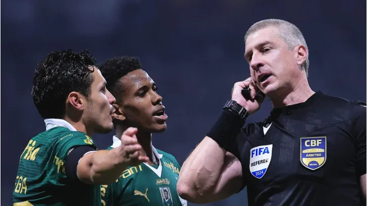 O árbitro Anderson Daronco durante partida entre Palmeiras e Corinthians no estádio Arena Allianz Parque pelo Brasileirã Série A 2024. Foto: Ettore Chiereguini/AGIF
